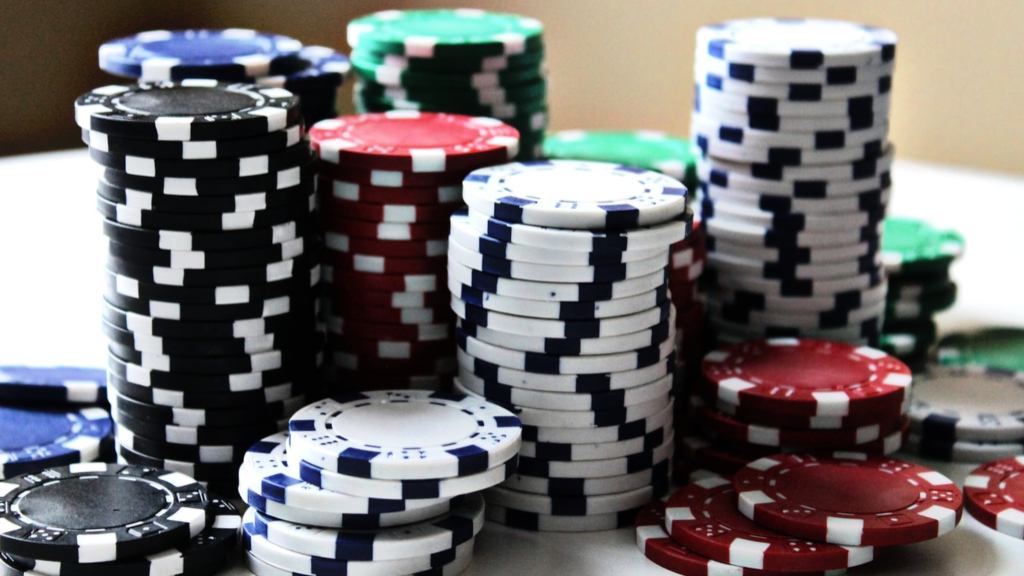 ¿Por qué los casinos usan fichas en vez de dinero?